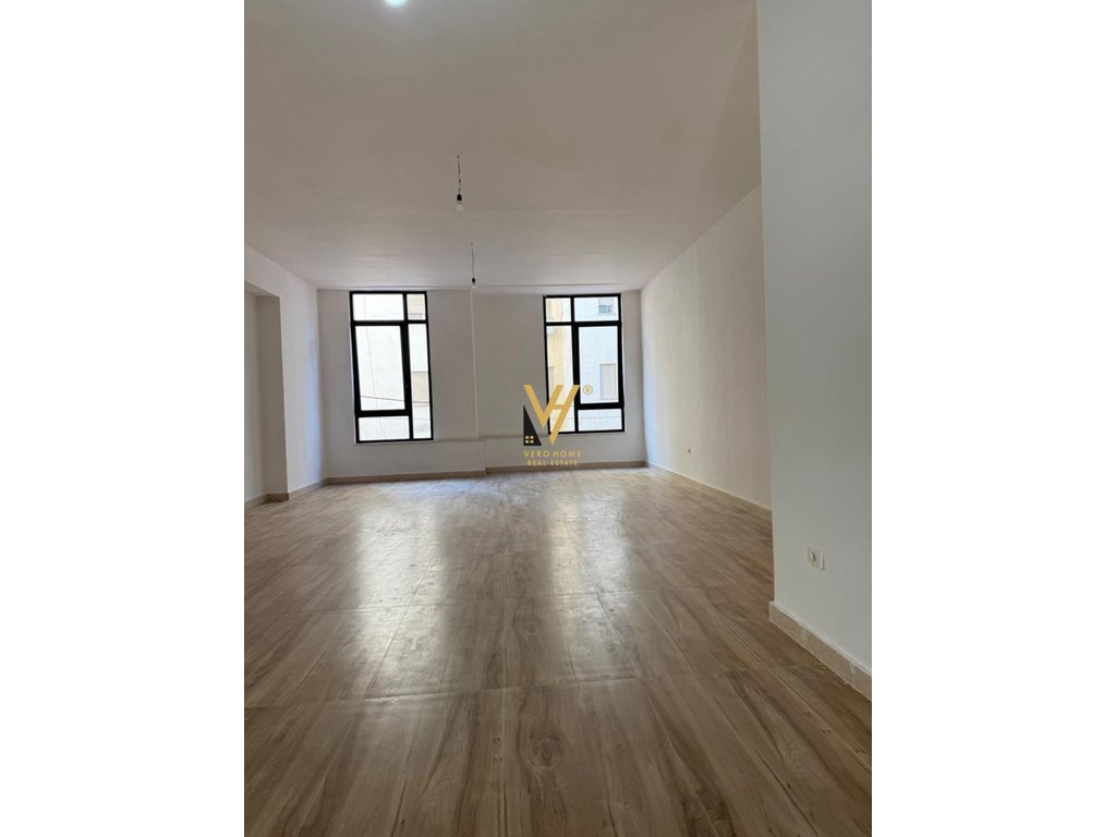 Bureau à louer 154 mètres carrés proche du centre donika 2 600 euros