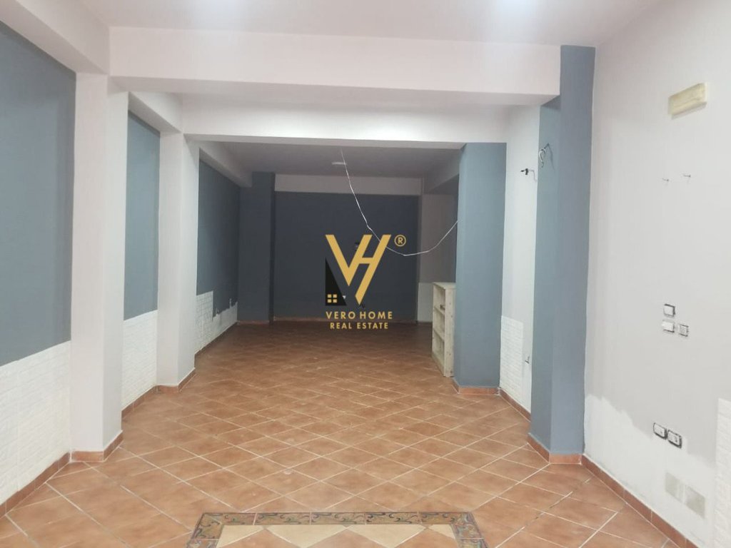 Jepet ambient biznesi 65 metra katror me qera te rruga elbasanit 60.000 leke