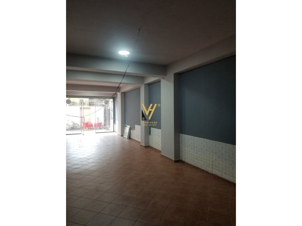 Jepet ambient biznesi 65 metra katror me qera te rruga elbasanit 60.000 leke