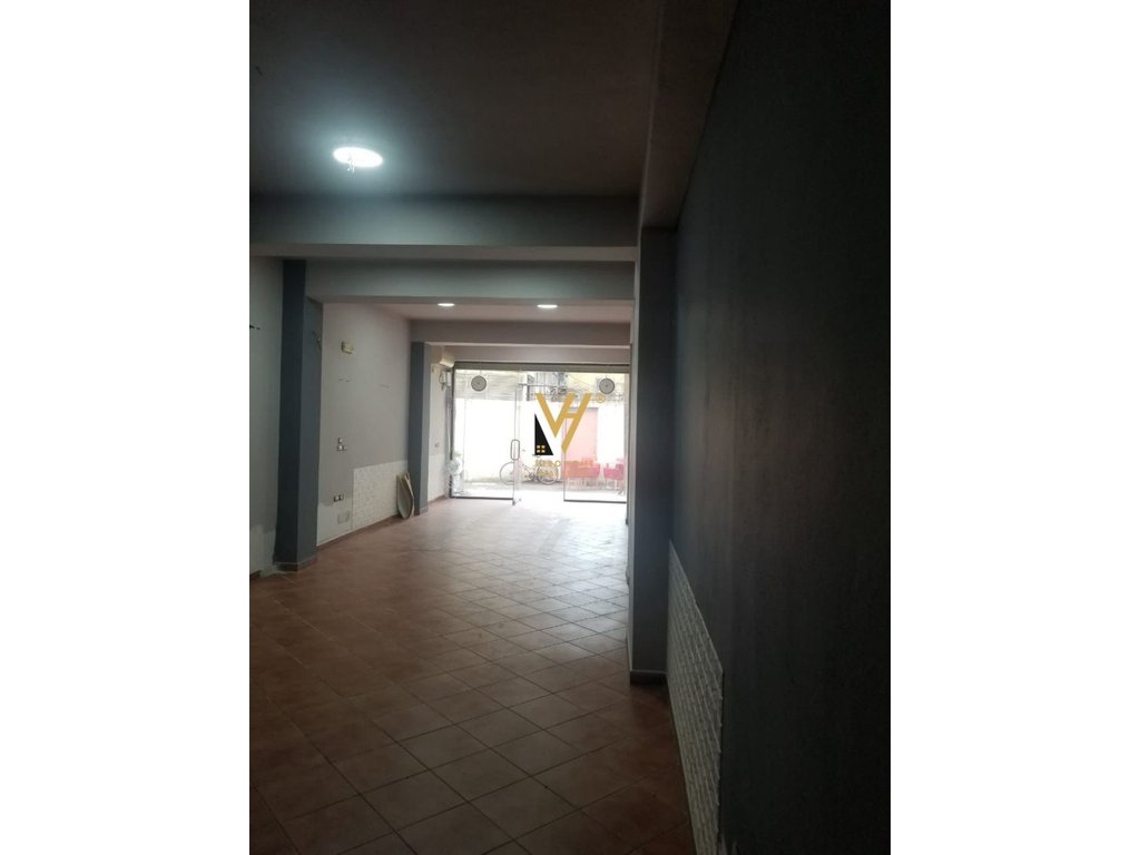 Jepet ambient biznesi 65 metra katror me qera te rruga elbasanit 60.000 leke