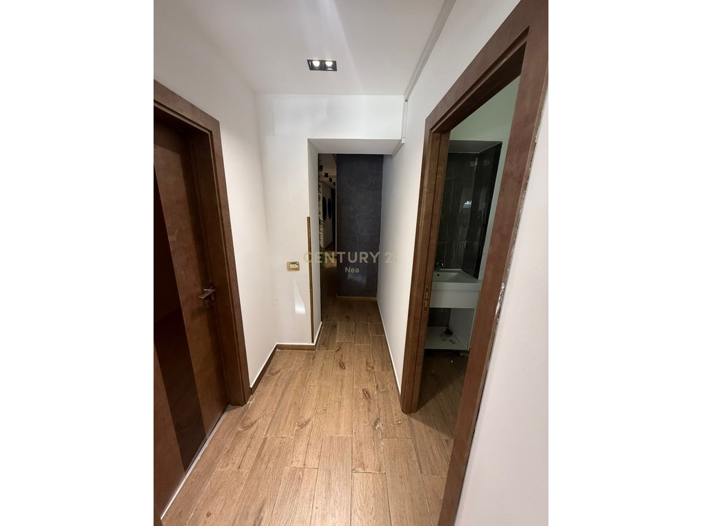 Multifunktionaler raum 4+3 zum verkauf in neues Tirana, 99 m² (8)