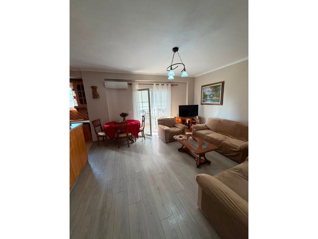 Appartamento 2+1 con balcone in affitto – Rruga e barrikadave, vicino alla scuola “Lidhja E Prizrenit”