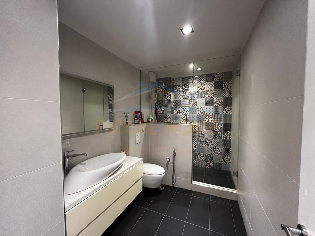 Shitet, apartament 3+1+2, Tirana ring center, zogu i zi, Tiranë.