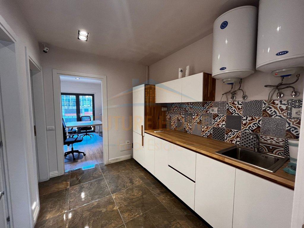 Shitet, apartament 3+1+2, Tirana ring center, zogu i zi, Tiranë.