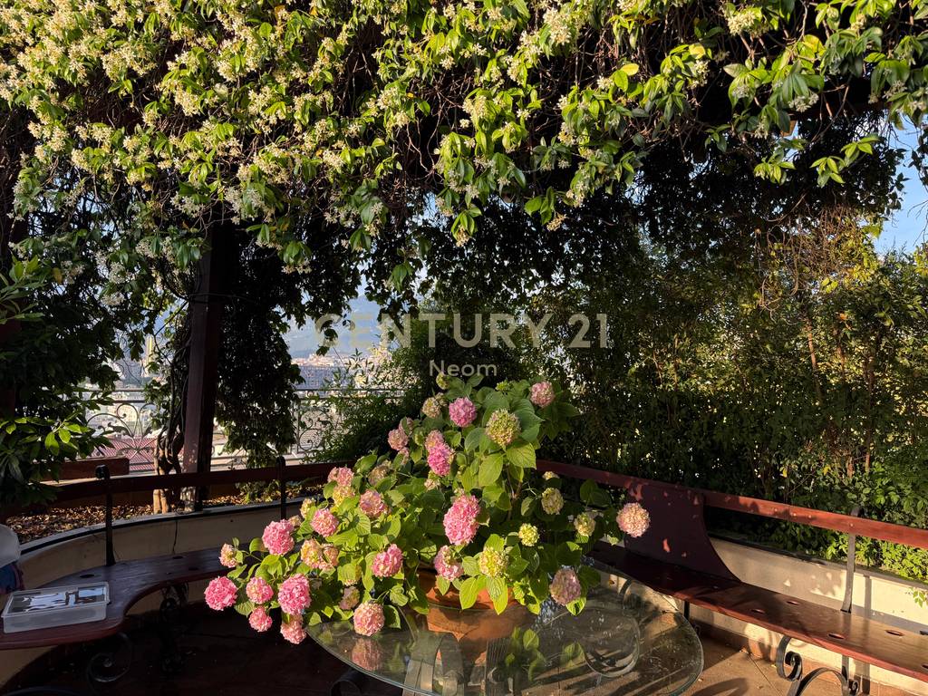 Shitet apartament 3+1+3 penthouse me pamje panoramike nga Tirana