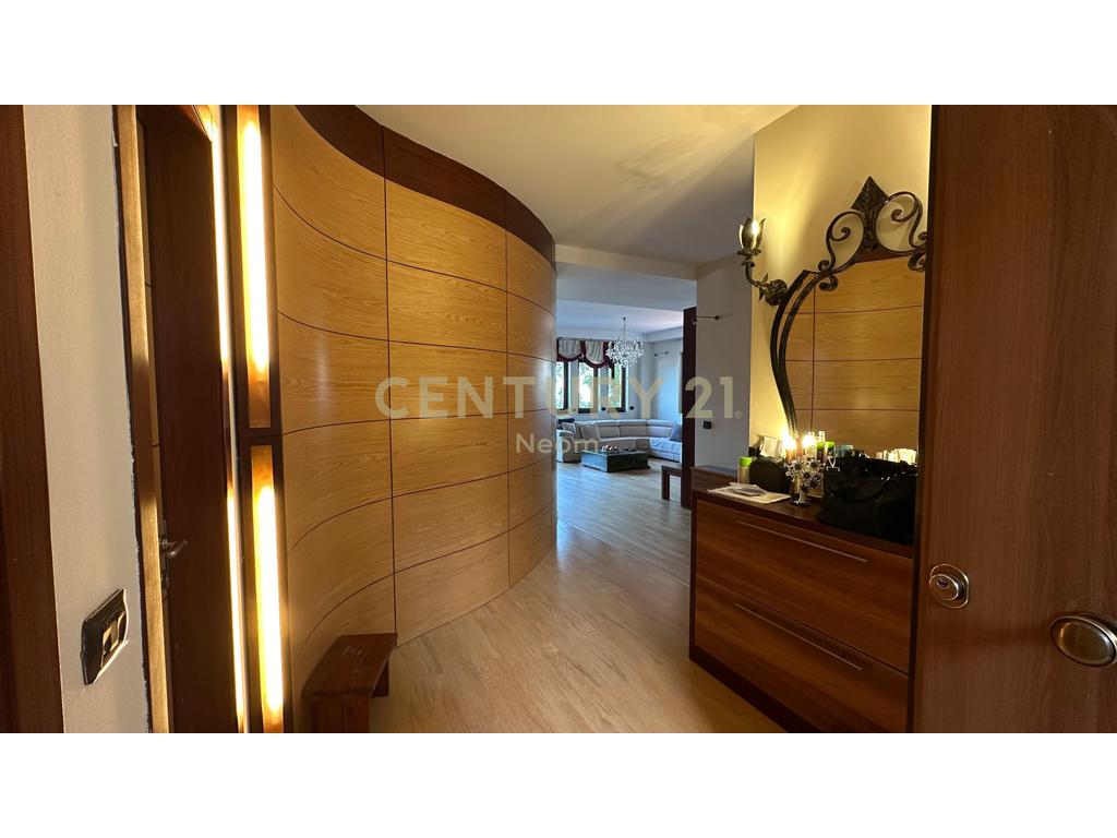 Shitet apartament 3+1+3 penthouse me pamje panoramike nga Tirana (8)