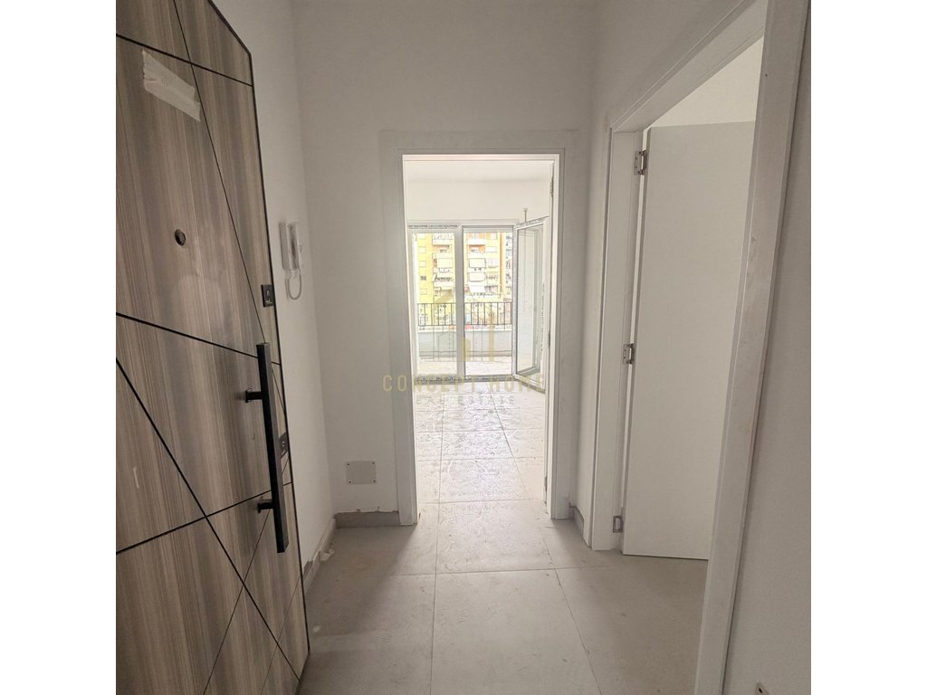 Apartament 1+1 për shitje në pazari i ri, Tiranë