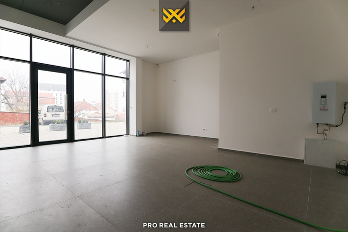 Locale commerciale 45m² in affitto a velani