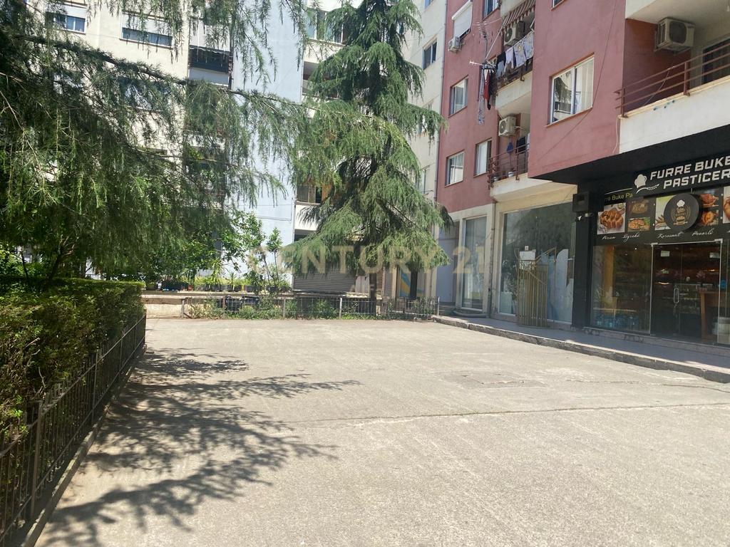 Affitto ambiente commerciale a Astir (3)