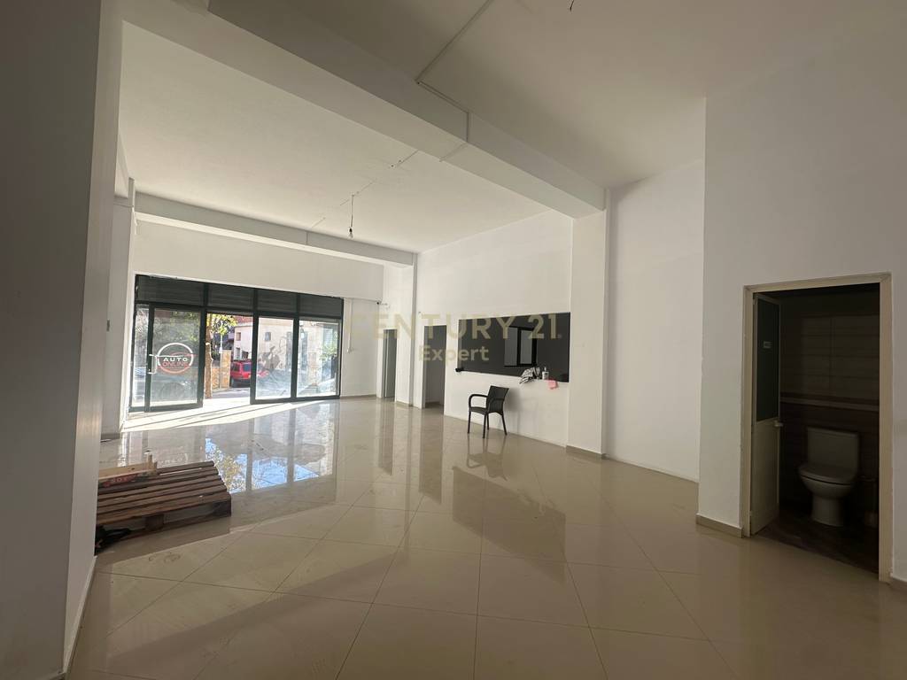 Affitto ambiente commerciale a Astir (8)