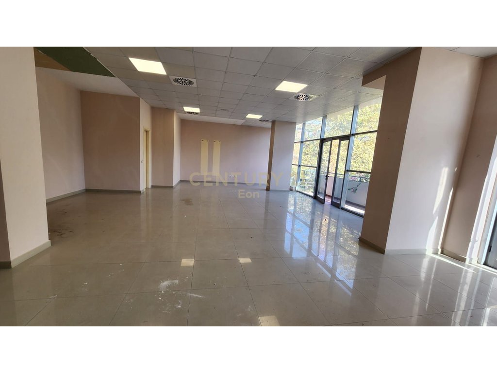 Affittiamo spazio commerciale nella zona di ish rajon a Durrës! (2)