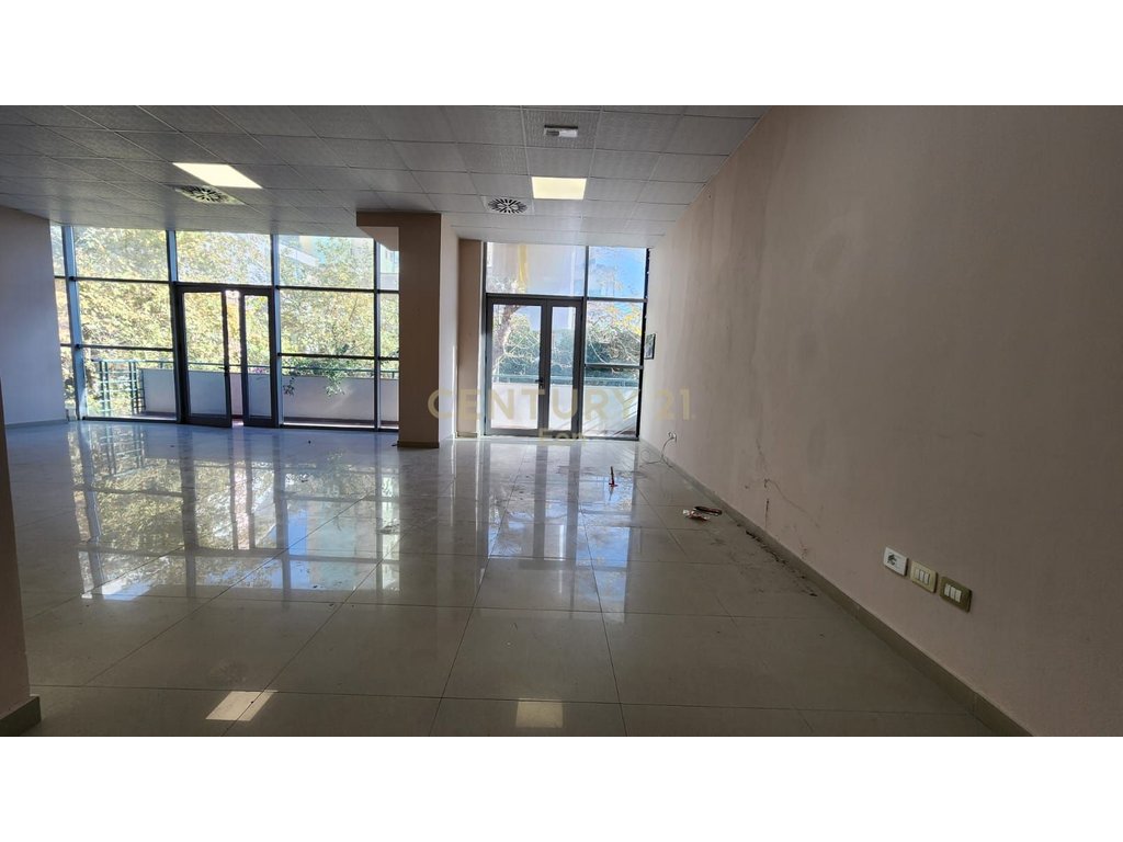Affittiamo spazio commerciale nella zona di ish rajon a Durrës! (4)