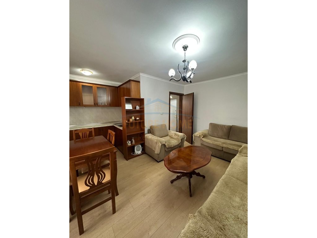 Shitet,apartament 1+1,stacioni i trenit, tirane