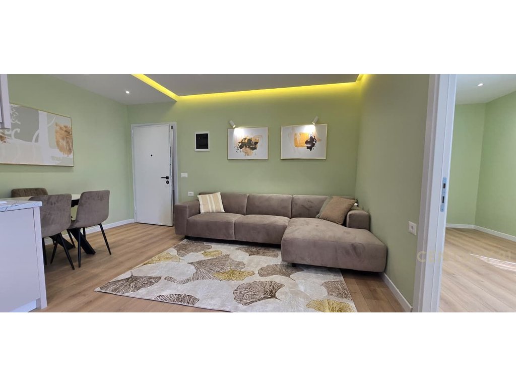 Shitet apartament 2+1 tek myslym shyri