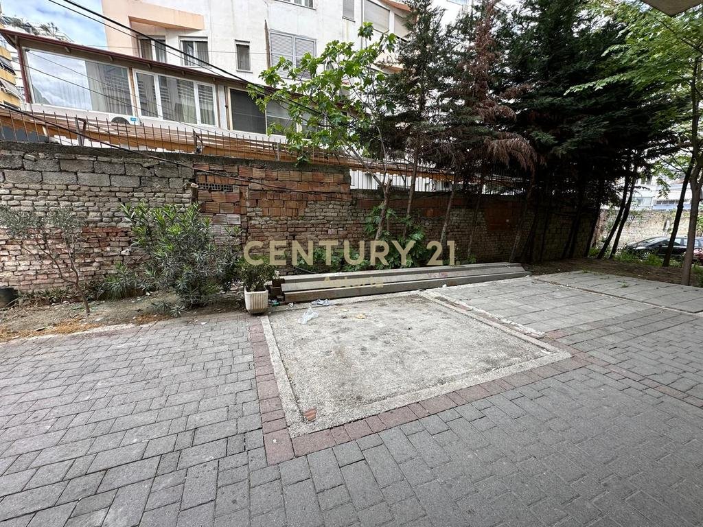 Jepet me qira biznesi në komunën e parisit – Kati 0 me verandë