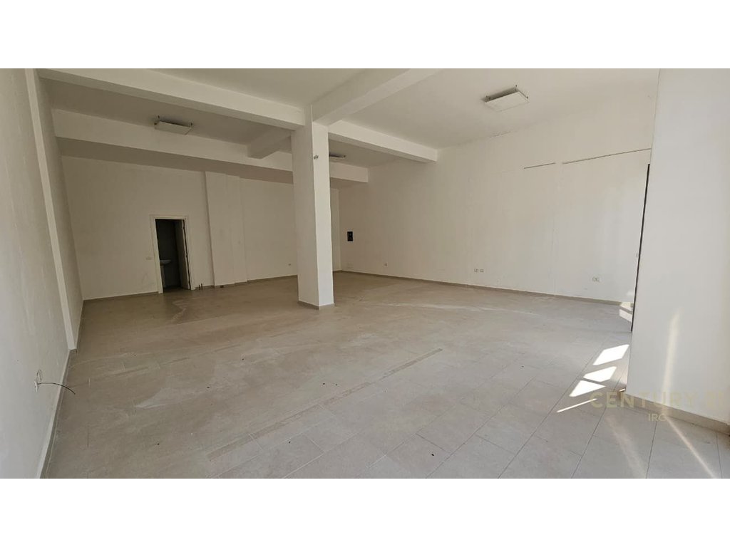 Commercial space for rent in paris municipality – Ground floor with veranda