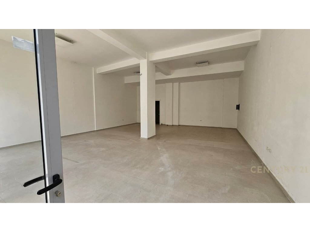 Commercial space for rent in paris municipality – Ground floor with veranda