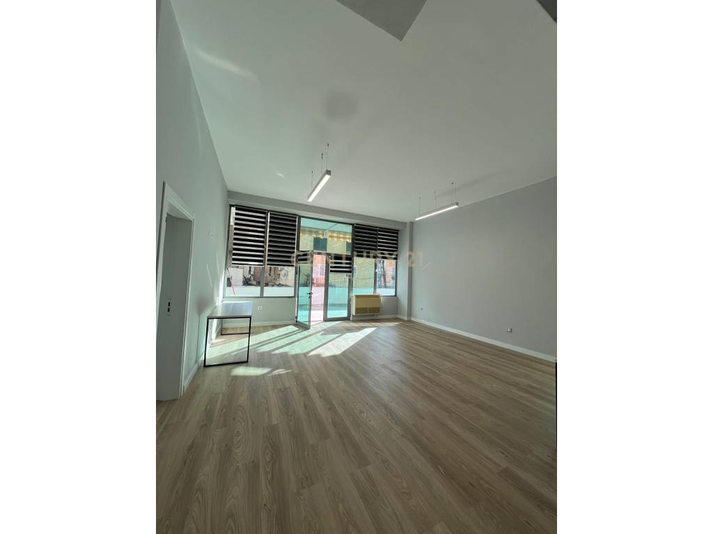 Commercial space for rent in paris municipality – Ground floor with veranda
