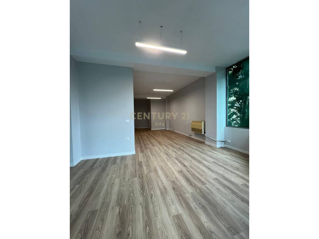Commercial space for rent in paris municipality – Ground floor with veranda