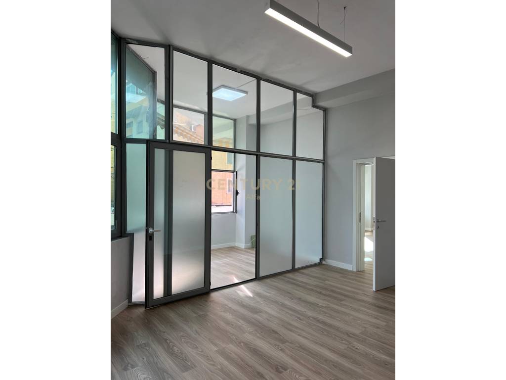 Commercial space for rent in paris municipality – Ground floor with veranda