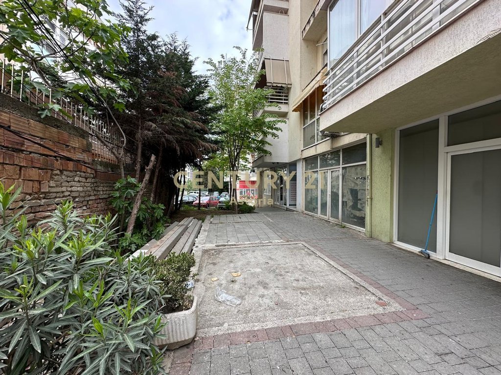 Jepet me qira biznesi në komunën e parisit – Kati 0 me verandë (3)