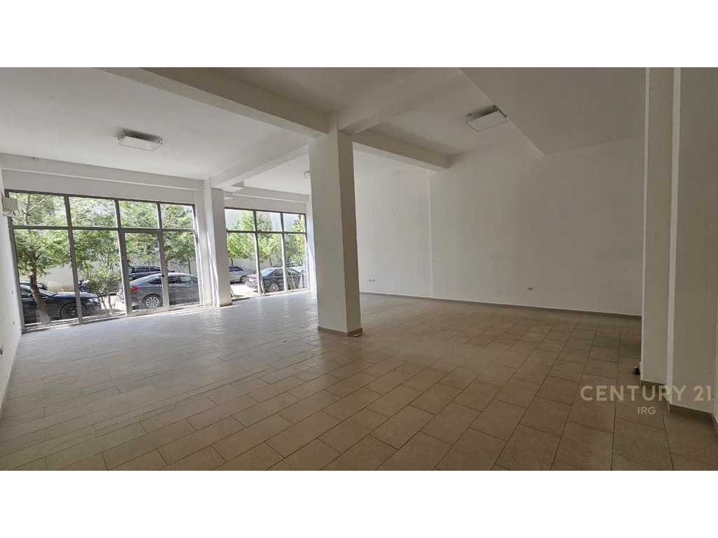 Commercial space for rent in paris municipality – Ground floor with veranda