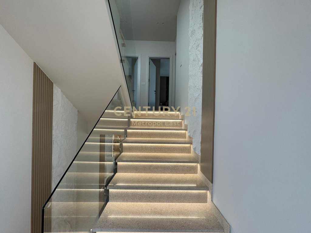 Villa for sale in farkë, with panoramic veranda and private yard (5)