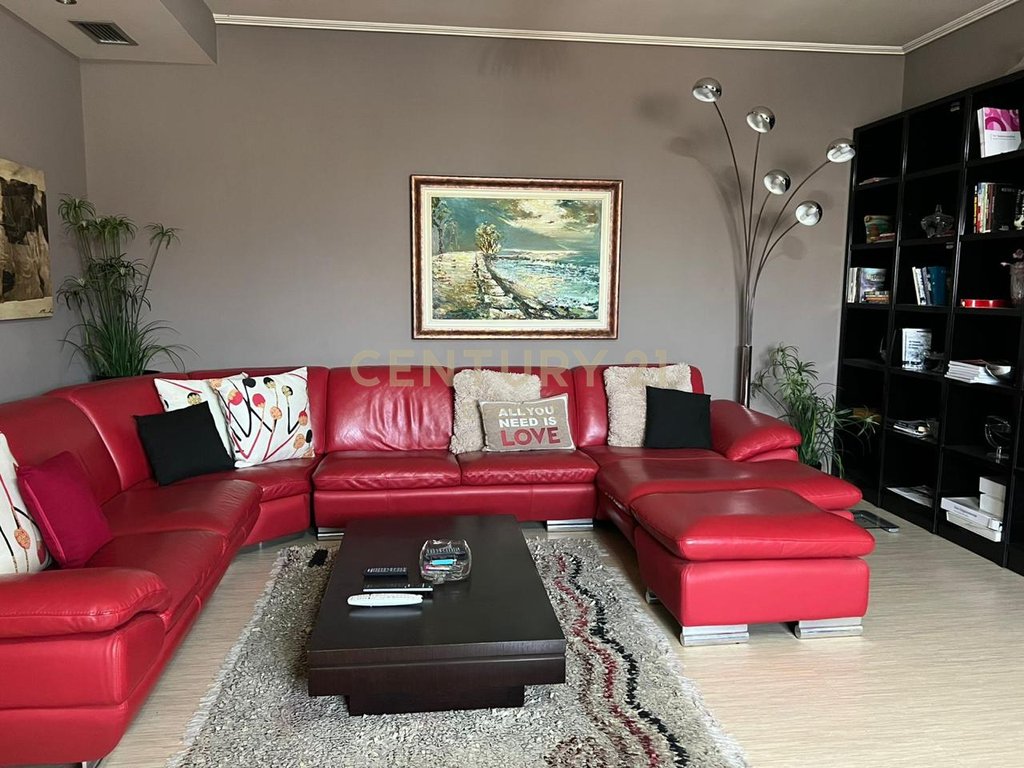 Ish ekspozita, japim me qira apartament 2+1+2