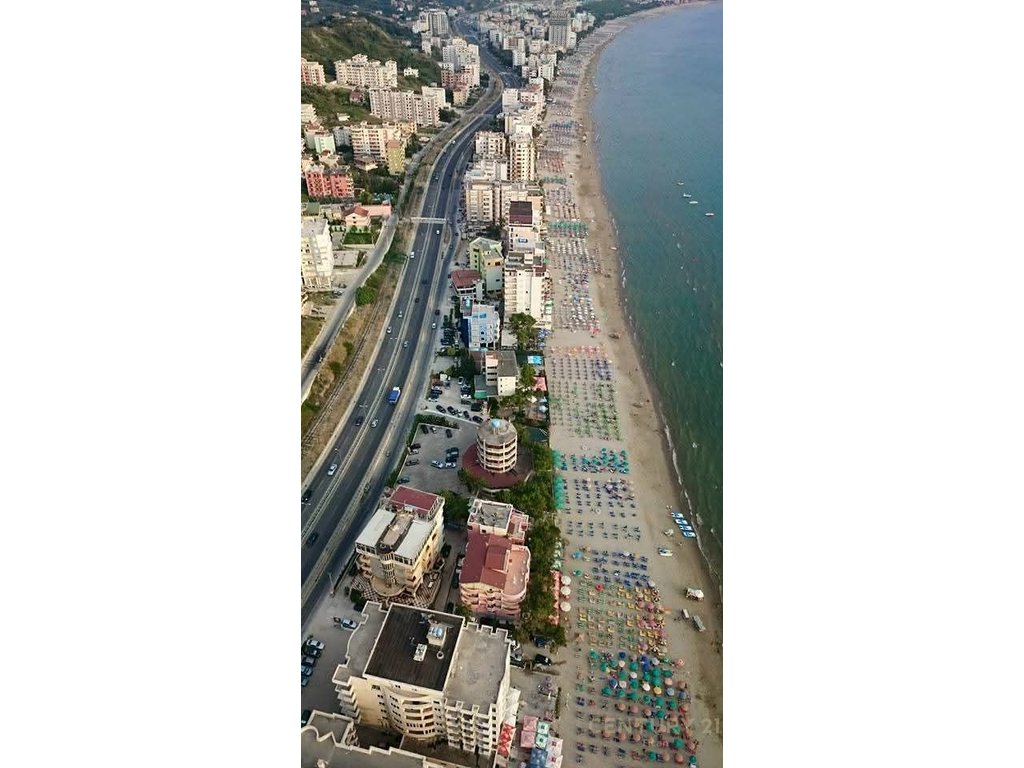 Shitet hotel dhe karburant buze rruge ne golem