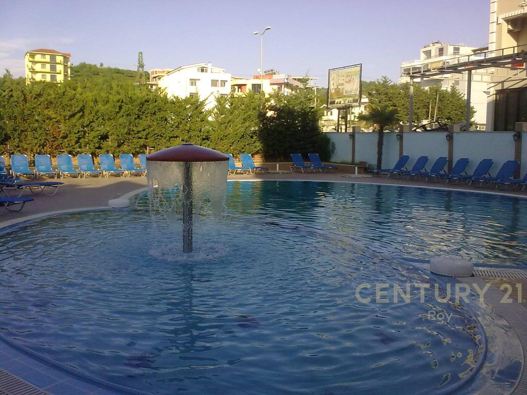 Shitet hotel dhe karburant buze rruge ne golem (3)