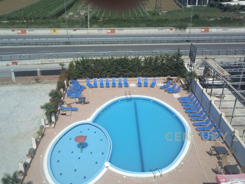 Shitet hotel dhe karburant buze rruge ne golem (5)