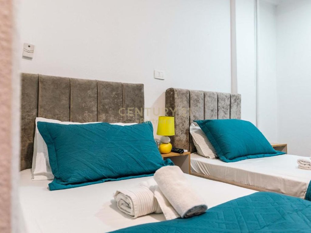 Shitet hotel dhe karburant buze rruge ne golem (7)