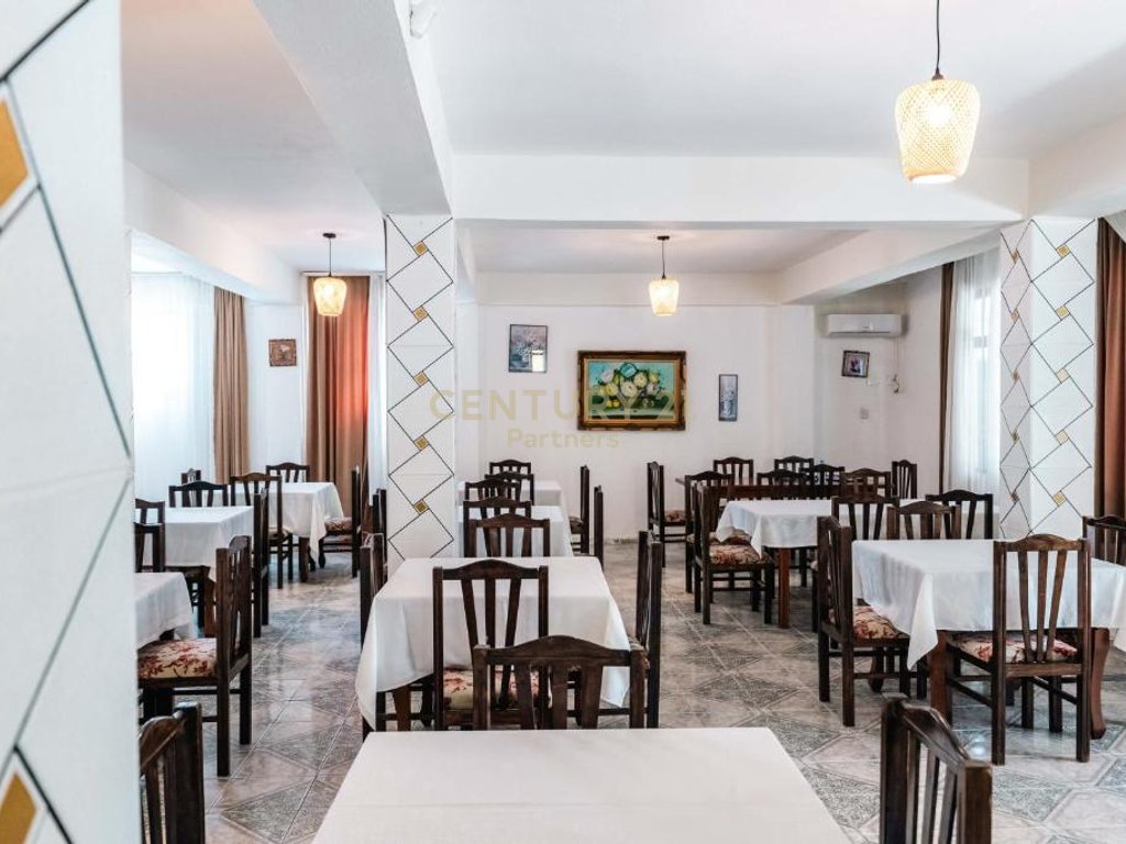 Shitet hotel dhe karburant buze rruge ne golem (8)