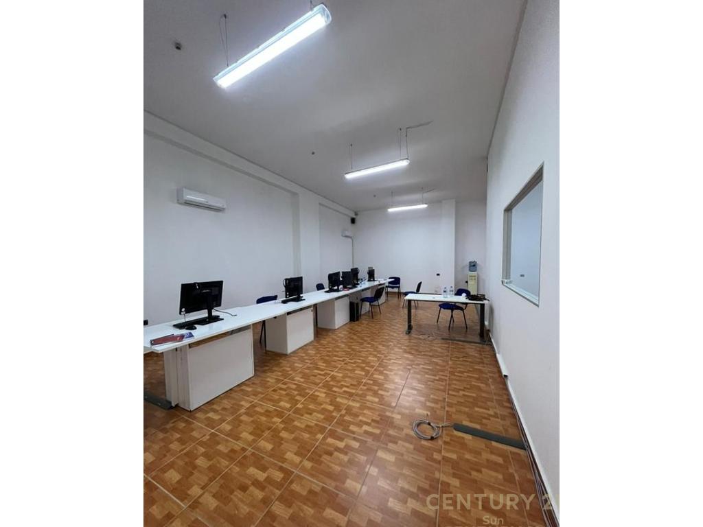 Bureau à louer derrière les villas gold!