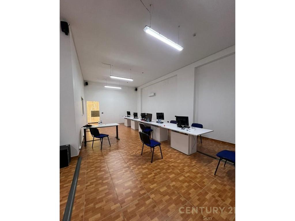 Bureau à louer derrière les villas gold! (2)