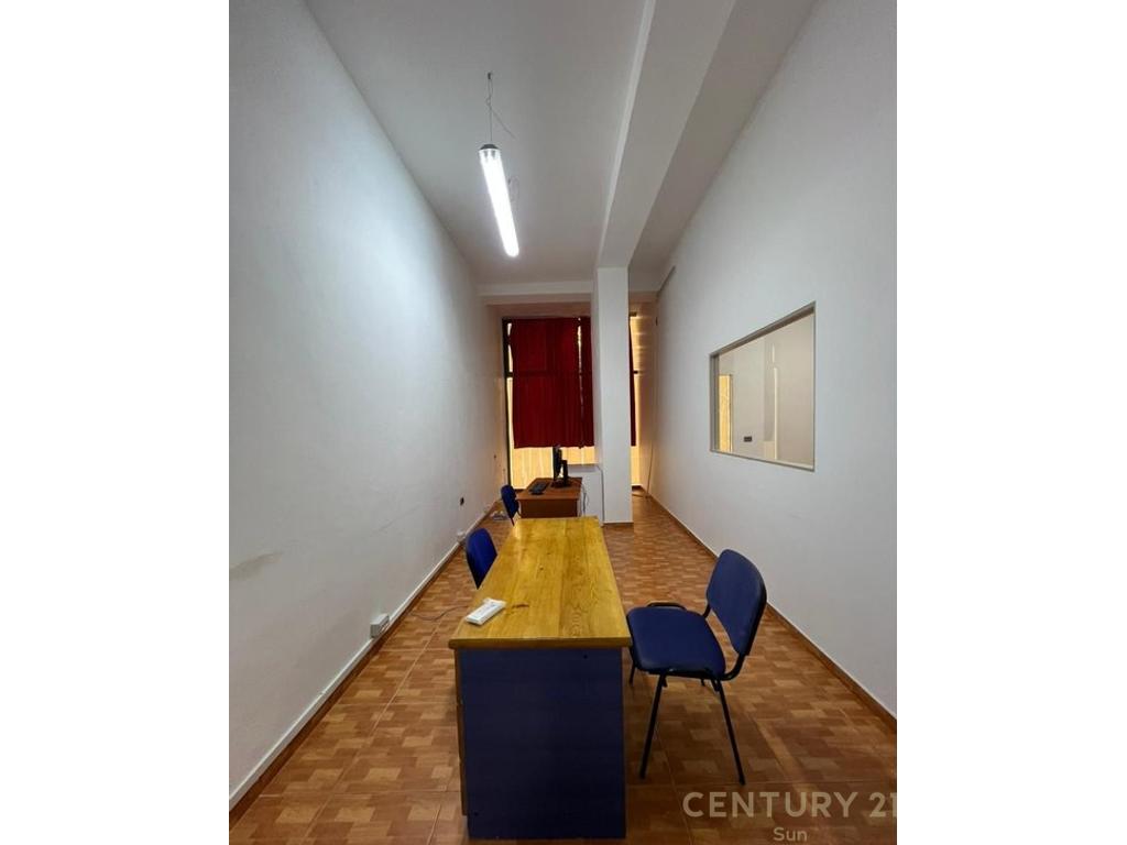 Bureau à louer derrière les villas gold! (3)