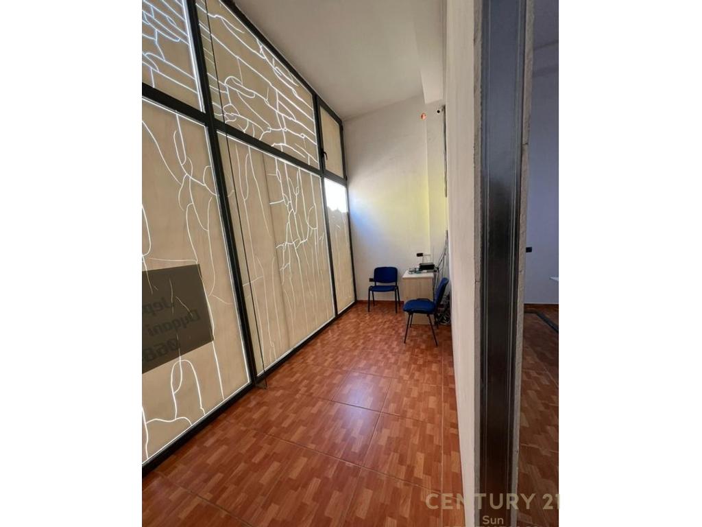 Bureau à louer derrière les villas gold! (5)