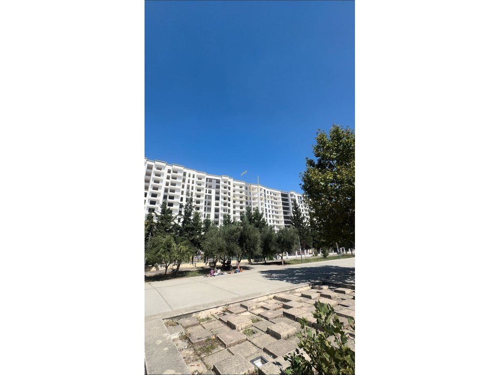 Shitet apartament 1+1 tek fusha aviacionit