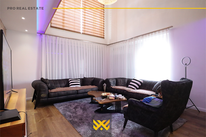 Casa di 300m² in vendita a emshir.