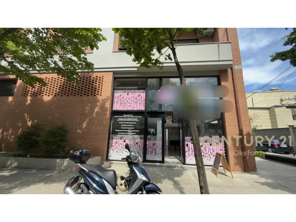 Espace commercial/loft ambiant au rez-de-chaussée de la rue bardhyl