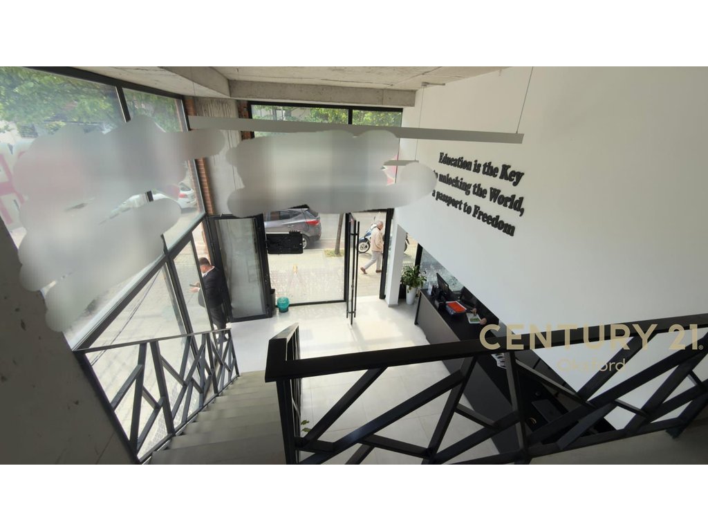 Espace commercial/loft ambiant au rez-de-chaussée de la rue bardhyl (3)