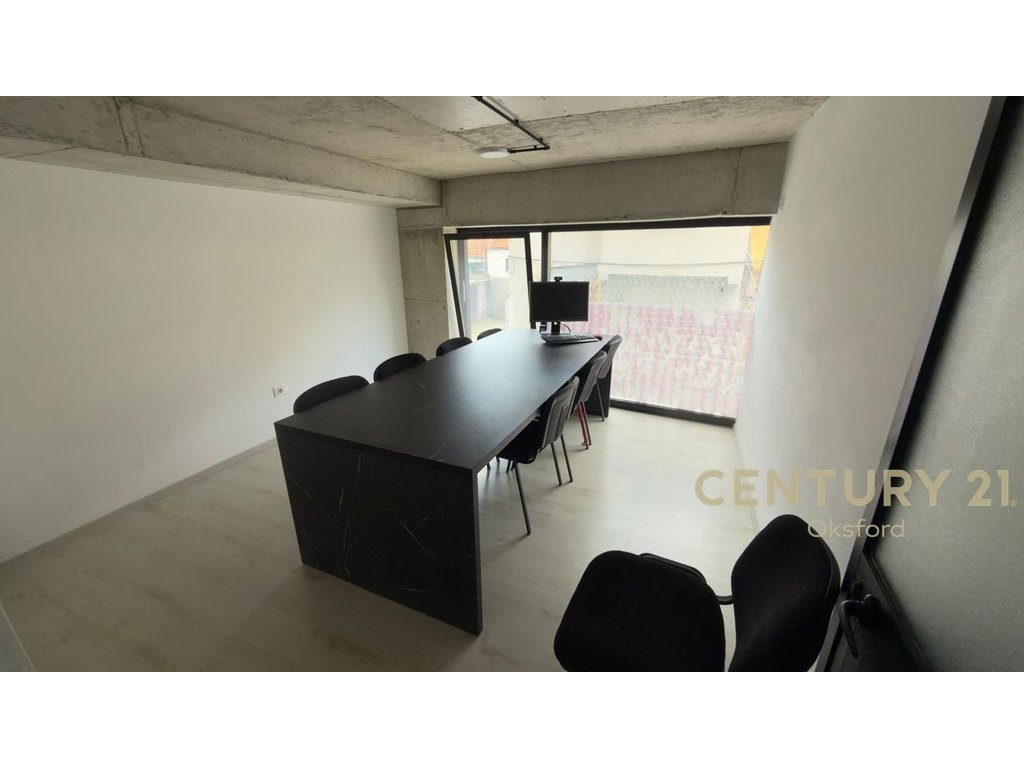 Espace commercial/loft ambiant au rez-de-chaussée de la rue bardhyl (5)
