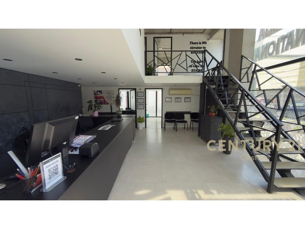 Espace commercial/loft ambiant au rez-de-chaussée de la rue bardhyl (6)