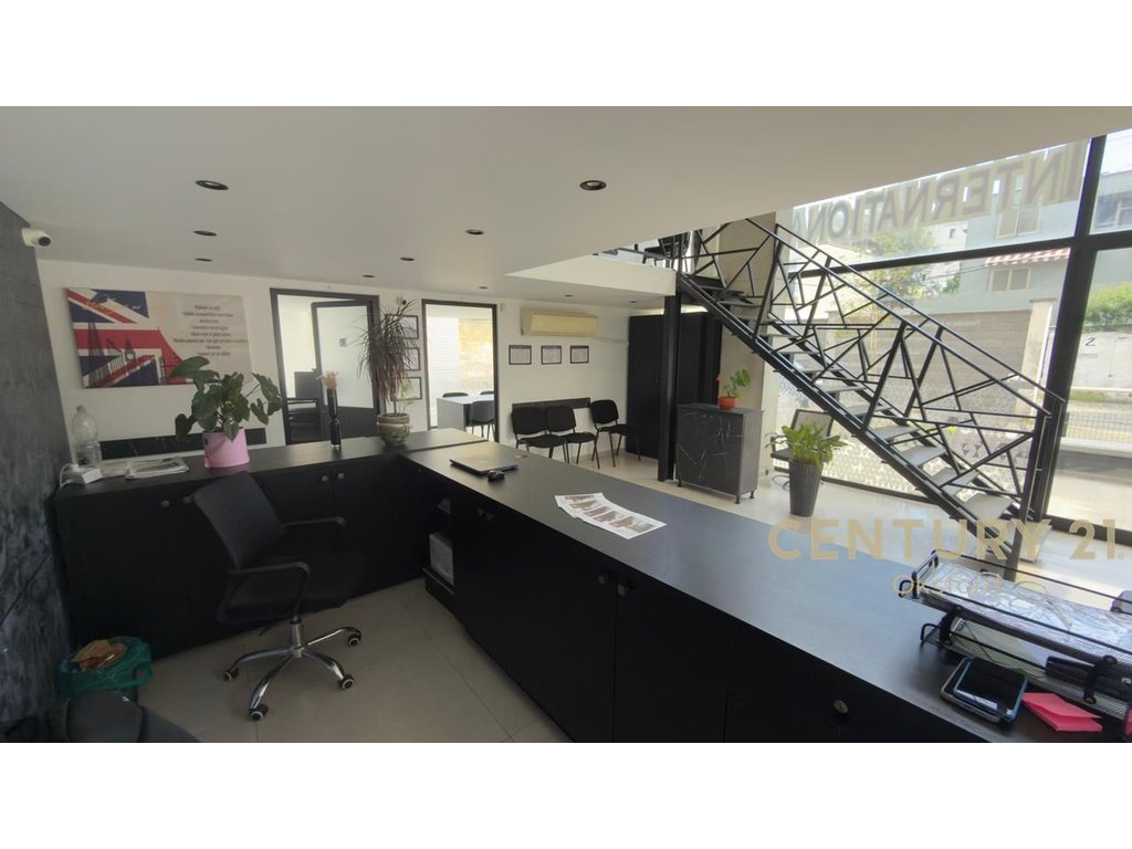 Espace commercial/loft ambiant au rez-de-chaussée de la rue bardhyl (7)