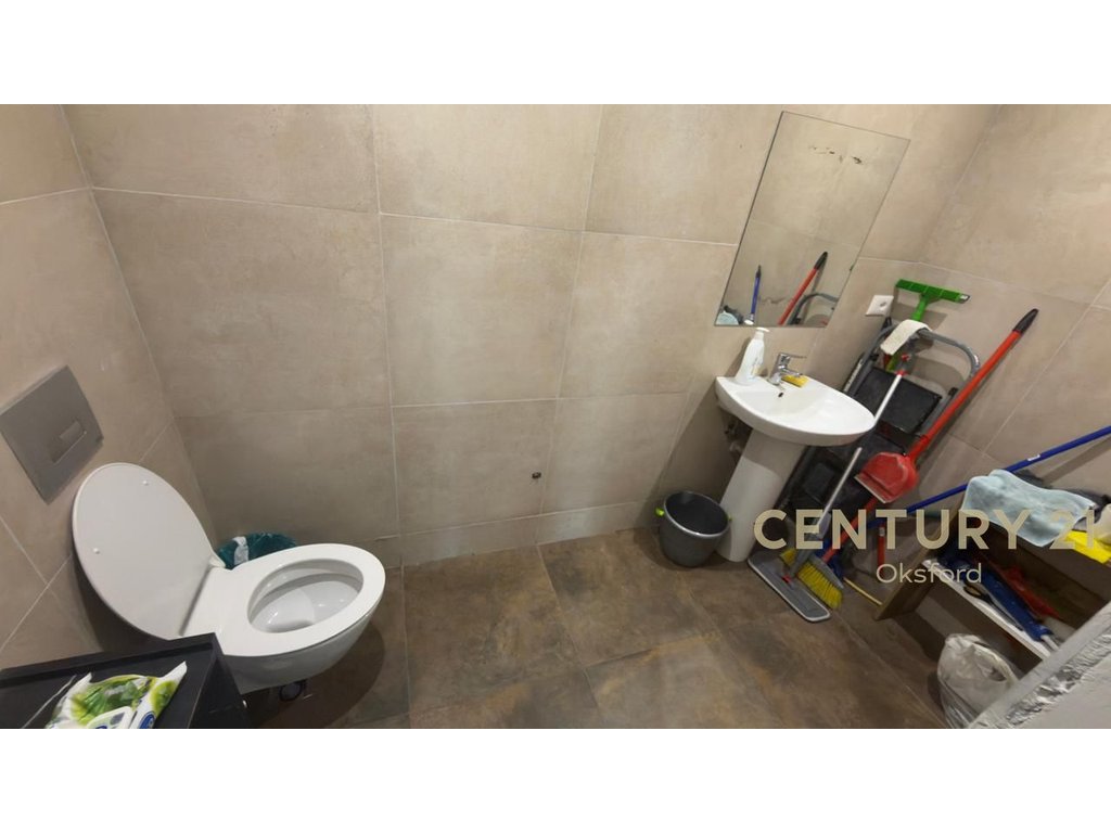 Espace commercial/loft ambiant au rez-de-chaussée de la rue bardhyl (8)