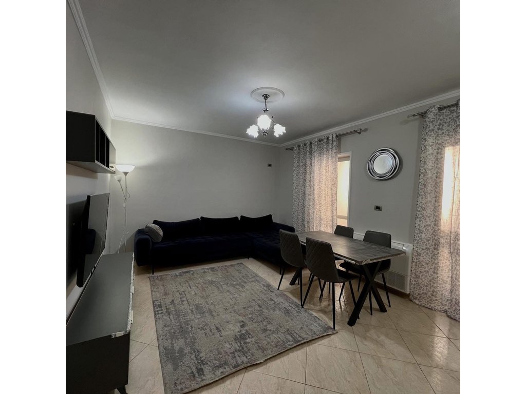 Apartament 1+1 me qira tek ish tregu elektrik, Tiranë
