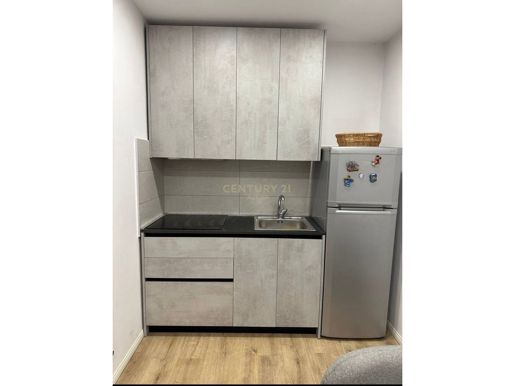 Apartament 1+1 me qira tek ish tregu elektrik, Tiranë