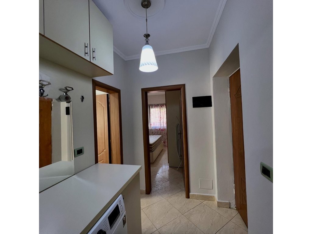 Apartament 1+1 me qira tek ish tregu elektrik, Tiranë