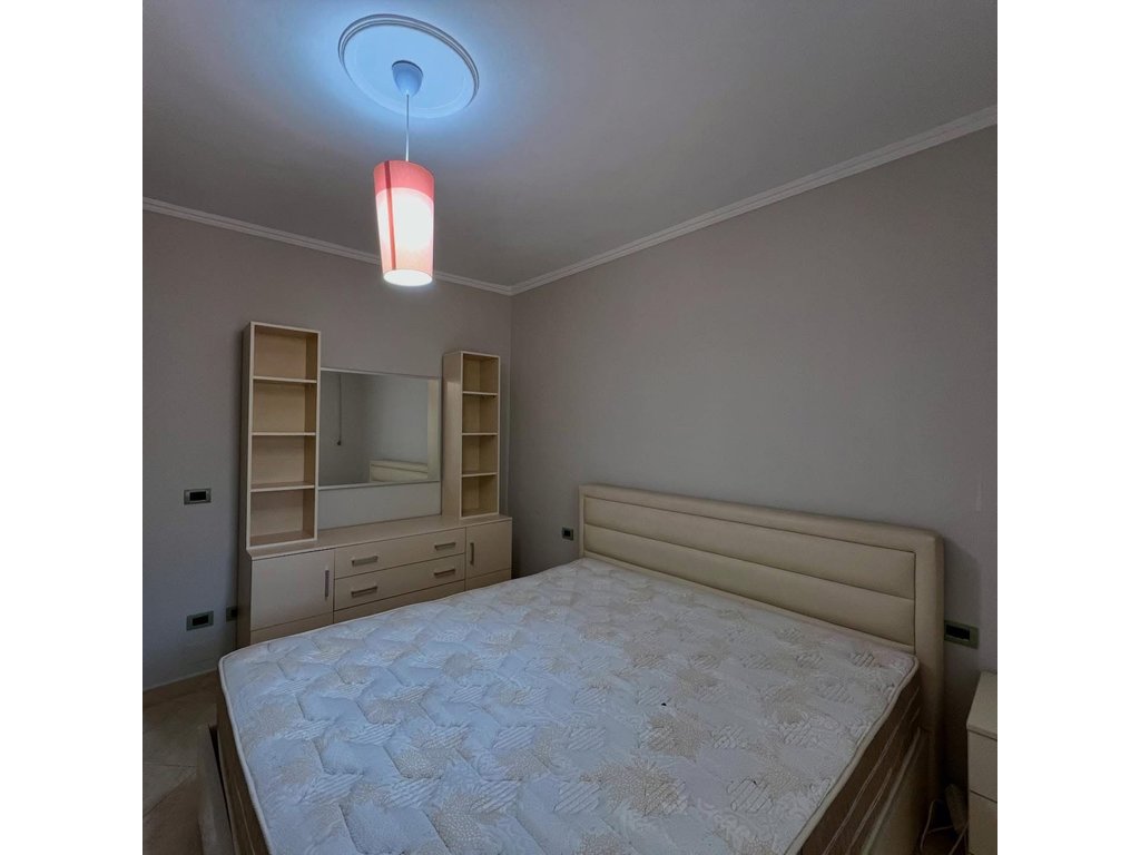 Apartament 1+1 me qira tek ish tregu elektrik, Tiranë