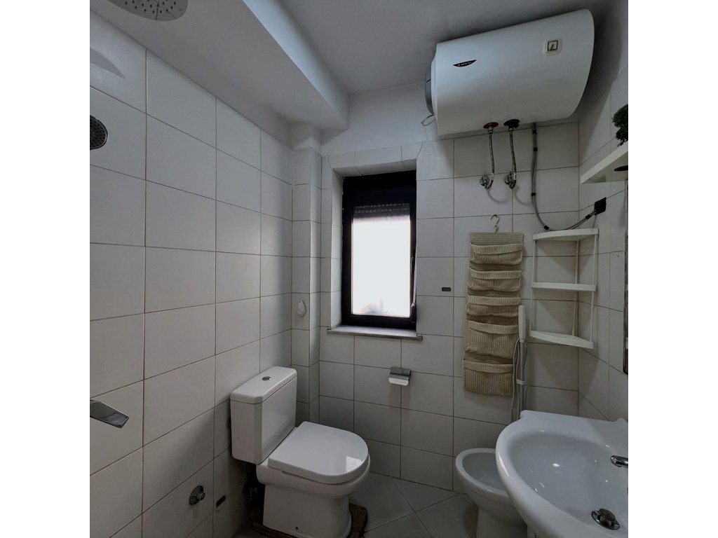 Apartament 1+1 me qira tek ish tregu elektrik, Tiranë